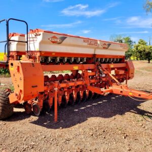Semeadora de inverno KUHN SDM 27/29 Versatile Ano: 2014