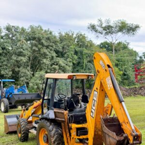 Retro-escavadeira JCB 3C Ano: 2012