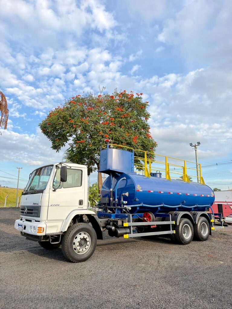 Mercedes-Benz Atron 2729 (286 cv) Ano: 2013
