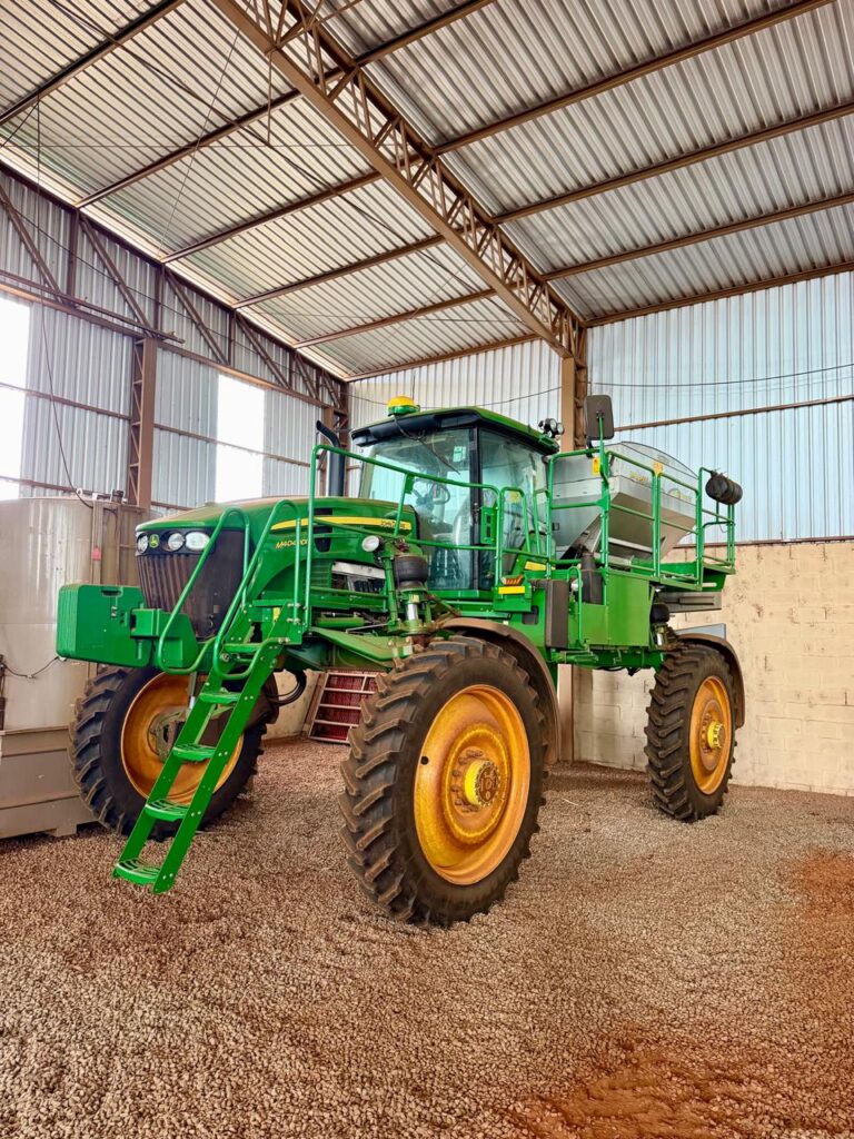 Distribuidor de Nutrientes Autopropelido (Drybox) John Deere M4040DN Ano: 2022